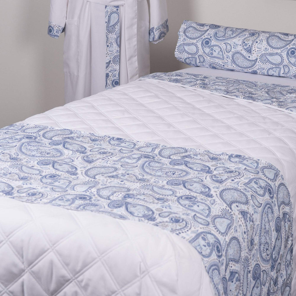 https://www.universalcompanies.com/cdn/shop/products/linens-white-sapphire-paisley-face-white-solid-back-8055893426233_1024x1024.jpg?v=1570197174